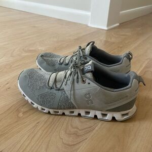 Women’s On Cloud 5 terry sneakers, size 9